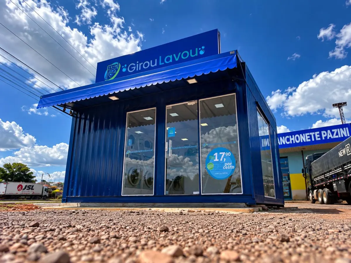 Fachada azul da lavanderia Girou Lavou, junto à BR-277 em Cascavel